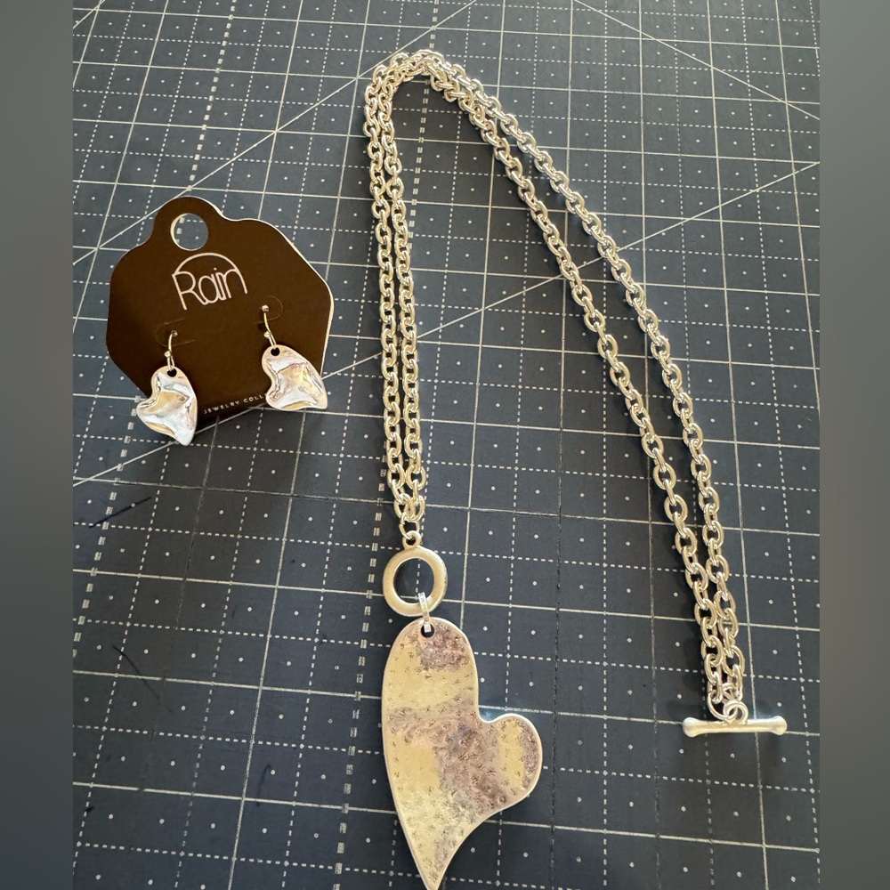 Rain Jewelry Gorgeous silver necklace with heart, toggle and earrings BRAND NEW